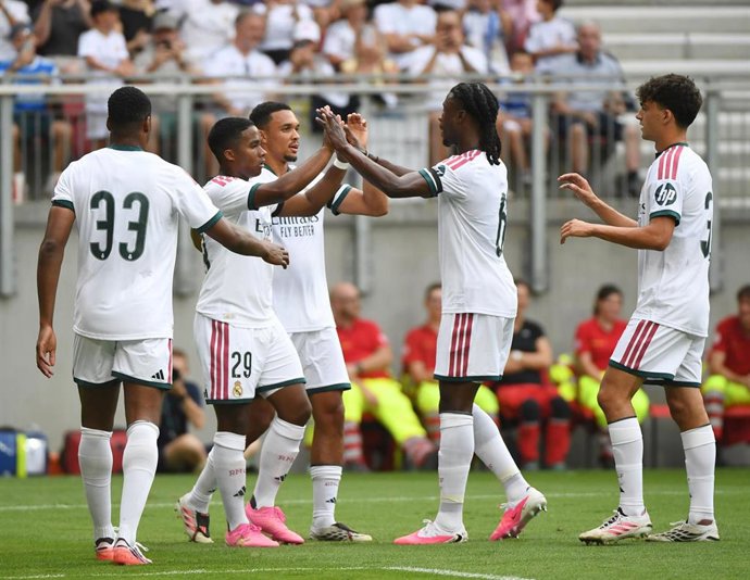Jugadores del Real Madrid celebran el gol de Endrick en el amistoso de la pretemporada 2026-27 ante la Fiorentina en Austria.