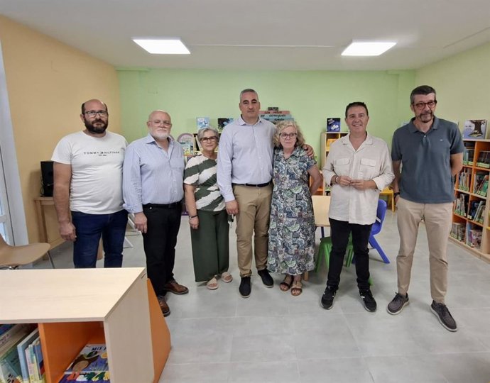 Foto de familia de la inauguración de la nueva biblioteca de Ontur.