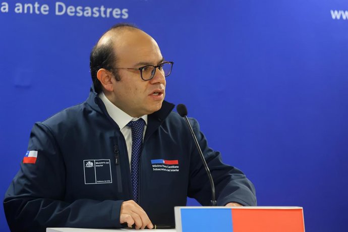 Santiago, 15 de julio de 2026. El subsecretario del Interior, y la directora nacional Senapred, realizan un balance actualizado por el sistema frontal en el territorio nacional. Jonnathan Oyarzun/Aton Chile
