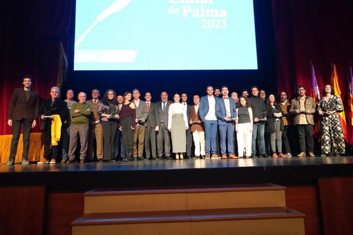 Archivo - Foto de familia de la entrega de los premios Ciutat de Palma de 2023.