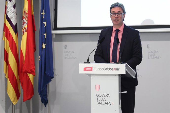 Archivo - El portavoz del Ejecutivo y conseller de Economía, Hacienda e Innovación, Antoni Costa, comparece en una rueda de prensa tras el Consell de Govern extraordinario, en el Consolat del Mar. Archivo.