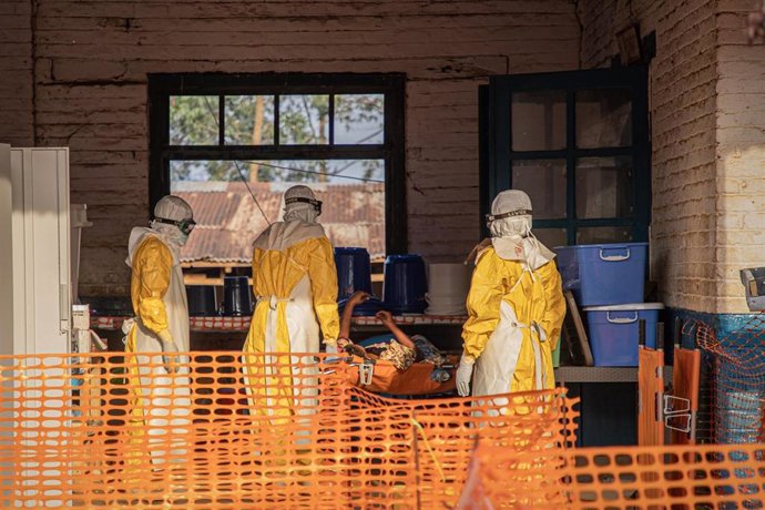 Archivo - Personal sanitario traslada a un paciente con ébola a un centro de tratamiento de la enfermedad en Mongbwalu, provincia de Ituri, República Democrática del Congo.