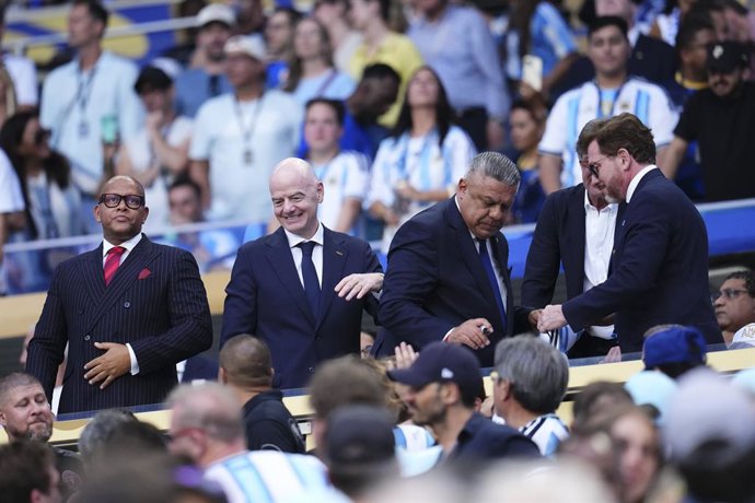 Archivo - Arquivo - Antonio Augusto Sequeira Duarte, ministro da Cultura, Indústrias Criativas, Juventude e Esporte de Cabo Verde, Gianni Infantino, presidente da FIFA, e Claudio Tapia, presidente da Associação Argentina de Futebol, são vistos durante a C
