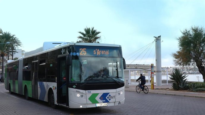 Archivo - Autobús de la EMT.