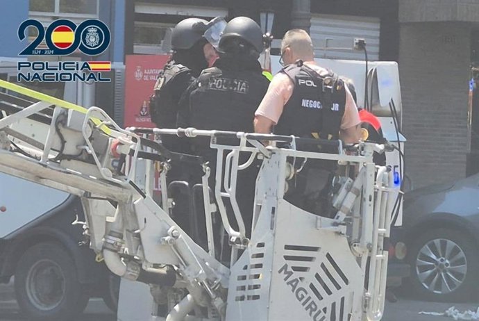 Un hombre se atrinchera durante varias horas en una vivienda con su madre