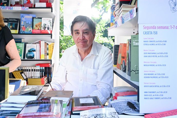 Archivo - El poeta Luis García Montero posa durante la primera jornada de la 85ª edición de la Feria del Libro de Madrid.