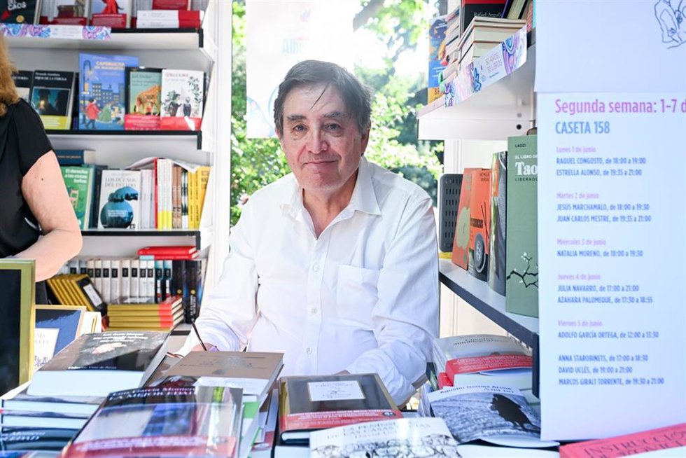 Archivo - El poeta Luis García Montero posa durante la primera jornada de la 85ª edición de la Feria del Libro de Madrid.