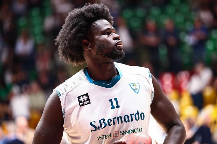 Archivo - El jugador de baloncesto Oumar Ballo durante el partido de Pallacanestro Acqua S. Bernardo Cantu vs Nutribullet Treviso Basket de la Lega Basket Serie A.