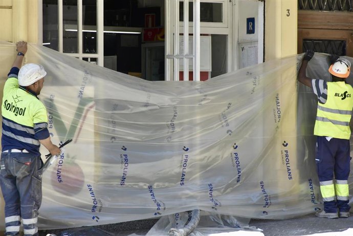 Archivo - Efectivos de bomberos durante el desalojo de un edificio por el socavón en un interior de manzana, a 7 de julio de 2026, en Barcelona