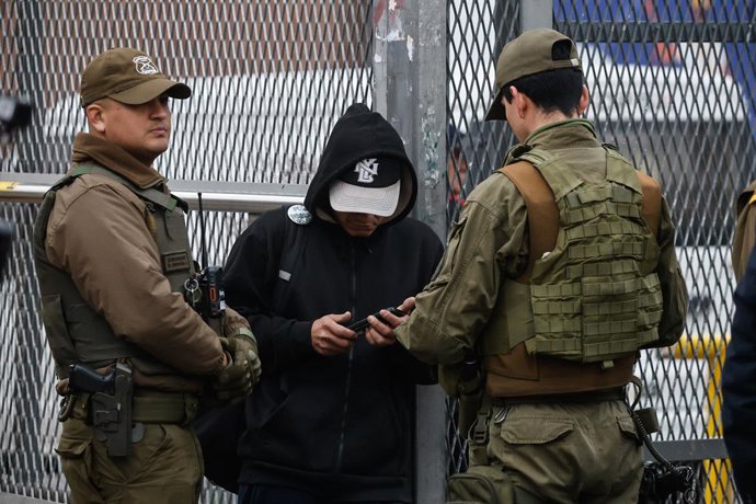 Santiago, 5 de Agosto de 2026.  El ministro de Seguridad, Martin Arrau, junto al delegado Presidencial German Codina participa de un copamiento preventivo de Carabineros en la Linea 4 del Metro, en la comuna de Puente Alto.   Diego Martin /Aton Chile