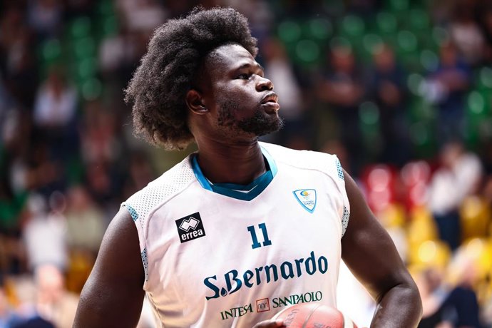 Archivo - May 3, 2026, Desio (Mb, Italy: 11 Oumar Ballo (Pallacanestro Cantu) during LBA Lega Basket SerieA 2025/26 Regular Season game between Pallacanestro Acqua S. Bernardo Cantu vs Nutribullet Treviso Basket, Desio, Italy on May 3, 2026  during  Acqua
