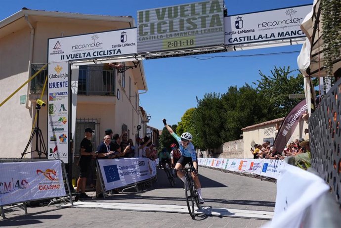 La ciclista Bianca Olympia Norrid-Mortensen imponiéndose en la primera etapa de la Vuelta.