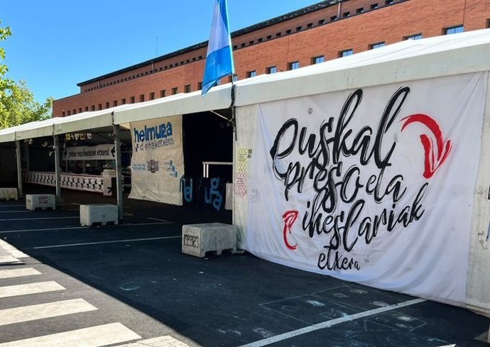 Carteles a favor d elos presos de ETA en la txosnas de Vitoria-Gasteiz