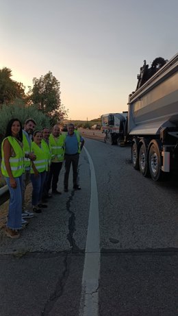 Carmen Granados (3ª izda.), en una visita a las obras en la A-318.