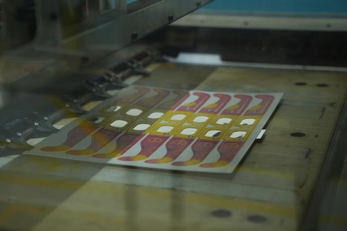 Celetesch fabrica gafas homologadas para eclipses, a 23 de julio de 2026, en L'Hospitalet de Llobregat, Barcelona, Catalunya (España).