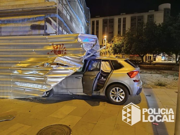 Suc.- Continúa la búsqueda de los ocupantes de un coche que se empotró contra el andamiaje de una ermita en Tenerife