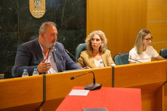 El concejal de Hacienda del Ayuntamiento de El Ejido, José Francisco Rivera, junto a la alcaldesa de El Ejido, Julia Ibáñez, durante la sesión plenaria.