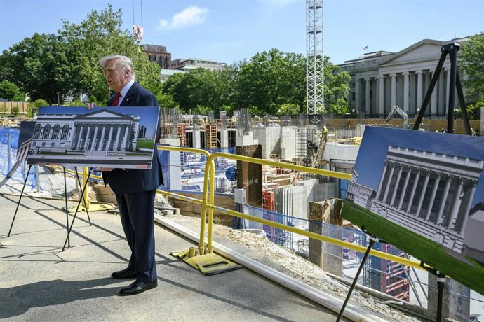 Archivo - El presidente de EEUU, Donald Trump, ante las obras del salón de baile de la Casa Blanca 