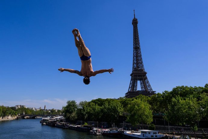 August 7, 2026, Paris, SWEDEN: 260807 Carlos Javier Gimeno Martinez of Spain dives from the 20 meter platform with the Eiffel Tower in the background at a training session for men's high diving during day eight of the 2026 European Aquatics Championships 