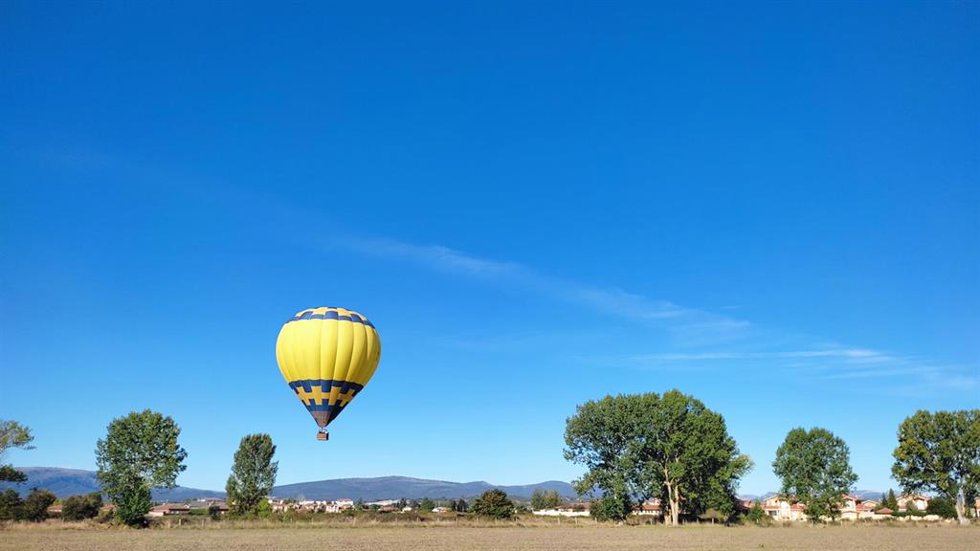 Archivo - Globo aerostático en una jornada soleada