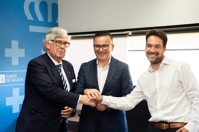 El conselleiro de Emprego, Comercio e Emigración, José González (c), junto al presidente de la CEG, Juan Manuel Vieites (i), y el secretario xeral de UGT, Cristóbal Medeiros (d), a 7 de agosto de 2026.