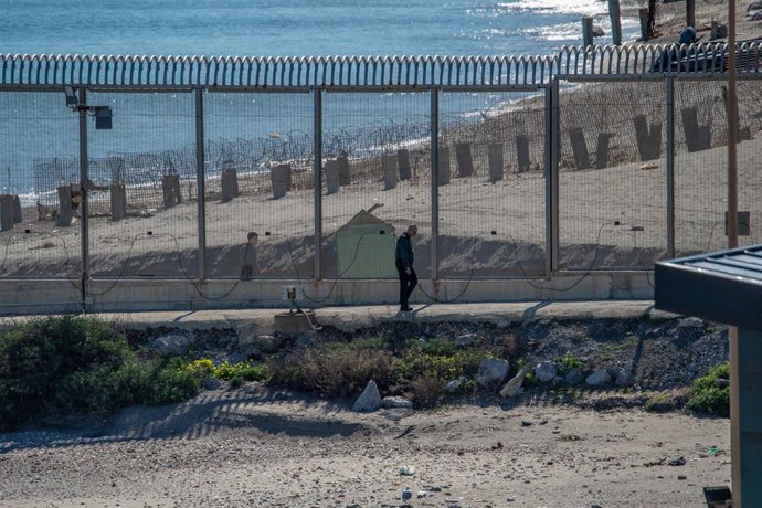 Archivo - Un agente en la frontera de El Tarajal, a 17 de febrero de 2026, en Ceuta (España). 