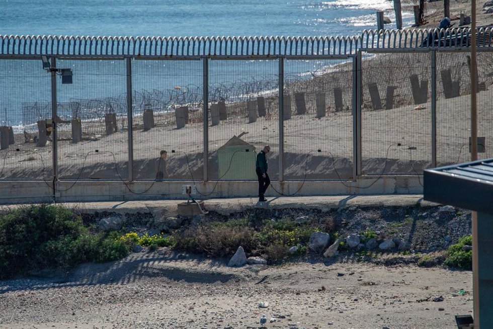 Archivo - Un agente en la frontera de El Tarajal, a 17 de febrero de 2026, en Ceuta (España).