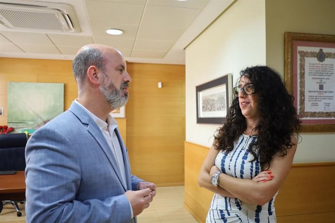 El subdelegado del Gobierno accidental y secretario general de la Subdelegación del Gobierno en Jaén, Pedro Garrido, y la directora de la organización en Jaén, María Luisa Garzón