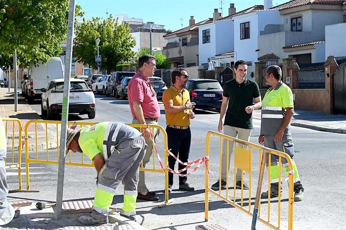 El teniente de alcaldesa de Coordinación de Servicios en el Ayuntamiento de Jerez de la Frontera (Cádiz), Jaime Espinar, visita las obras de mejora que se están acometiendo en las calles Boandil y Al-Hakam de la barriada Olivar de Rivero.