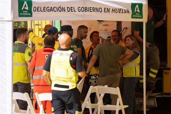 Imagen del Puesto de Mando Avanzado en el incendio forestal declarado en la localidad onubense de Niebla. 