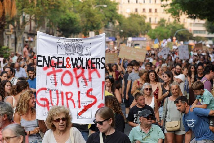 Decenas de personas durante una manifestación contra la saturación turística, a 26 de julio de 2026, en Palma de Mallorca, Islas Baleares (España). 