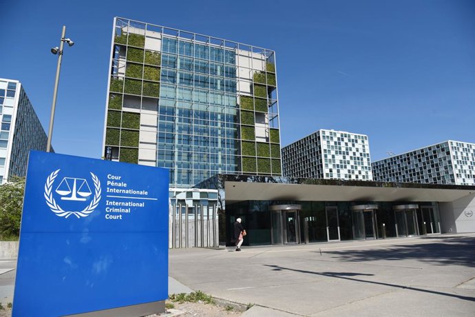Archivo - THE HAGUE, April 23, 2026  -- A woman walks into the International Criminal Court (ICC) in The Hague, the Netherlands, April 23, 2026. TO GO WITH "ICC confirms trial against former Philippine President Duterte"