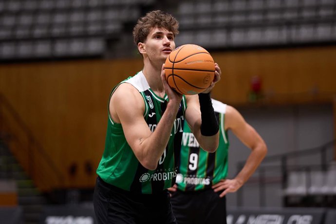 Archivo - November 19, 2025, Badalona, Barcelona, Spain: Henri Drell of Joventut Badalona in action during the Basketball Champions League season X game between Joventut Badalona and Hapoel Netanel Holon at Palau Olimpic de Badalona on November 19, 2025 i