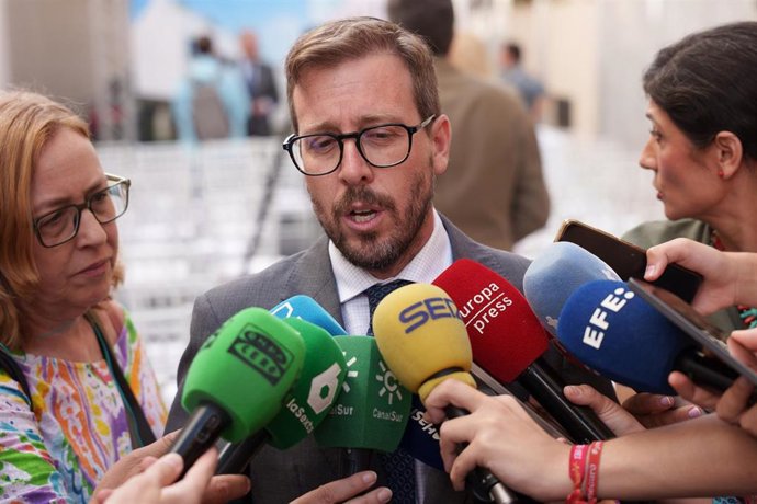 Archivo - El subdelegado del Gobierno, Francisco Toscano, atiende a los medios. Imagen de archivo. 