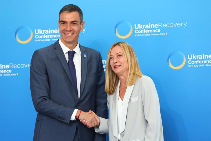 Archivo - Arquivo - O presidente do Governo, Pedro Sánchez, e a presidente do Conselho de Ministros da Itália, Georgia Meloni, na conferência para a reconstrução da Ucrânia, em 10 de julho de 2025, em Roma (Itália). Durante sua participação, o presidente 