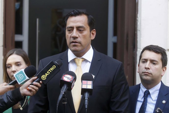 Santiago, 9 de mayo de 2022 Los parlamentarios Camila Flores (RN), , Hotuiti Teao (Evópoli) y Cristián Araya (Republicano) acuden a las oficinas del Servicio Electoral, para hablar con Andrés Tagle, presidente del Consejo Directivo del Servel sobre la