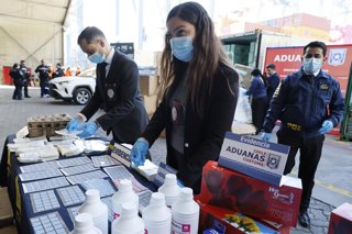 Valparaiso, 7 de agosto 2026 Autoridades de Aduanas y de la PDI, dan cuenta de un decomiso de insumos de impresion que posteriormente serian comercializados como productos originales Sebastian Cisternas/Aton Chile