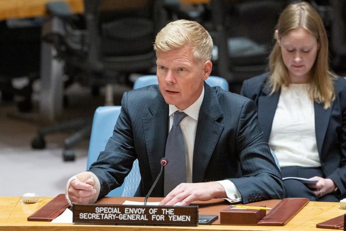 Archivo - Arquivo - NAÇÕES UNIDAS, 17 de maio de 2023  -- O enviado especial da ONU para o Iêmen, Hans Grundberg (à frente), discursa durante uma reunião do Conselho de Segurança sobre o Iêmen na sede da ONU em Nova York, em 17 de maio de 2023. Grundberg 