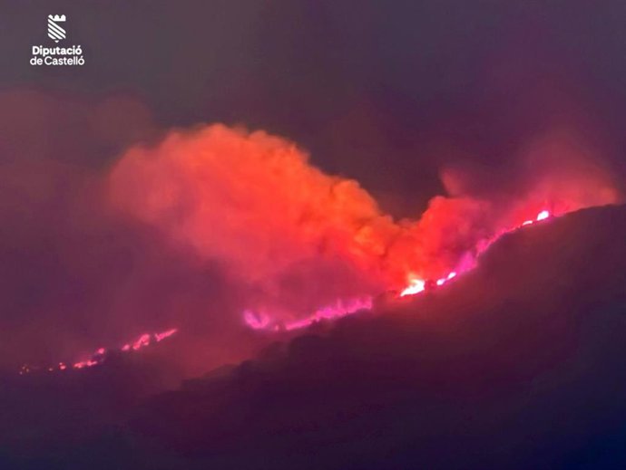 Emergencias activa la situación 2 del PEIF y confina Sierra Engarcerán por un incendio forestal