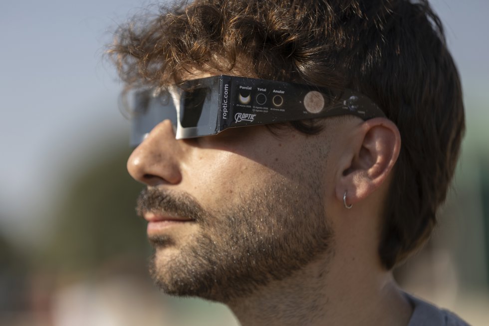 Una persona observa el eclipse solar total de 2026, a 12 de agosto de 2026, en Sigüenza, Guadalajara, Castilla-La Mancha (España). Este es el primer eclipse total de Sol visible desde la península Ibérica en más de un siglo.