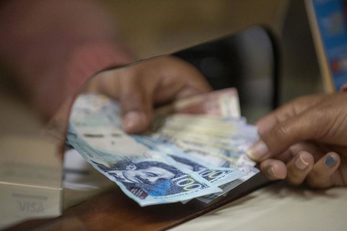 Archivo - Perú.- Gobierno anuncia que elevará la remuneración mínima vital a S/ 1,300 mensuales