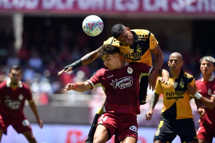Futbol, Deportes La Serena vs Coquimbo Unido Fecha 3, Liga de primera 2026. El jugador de Deportes La Serena Felipe Chamorro, centro, disputa el balon contra Manuel Fernandez de Coquimbo Unido durante un partido de la liga de primera disputado en el