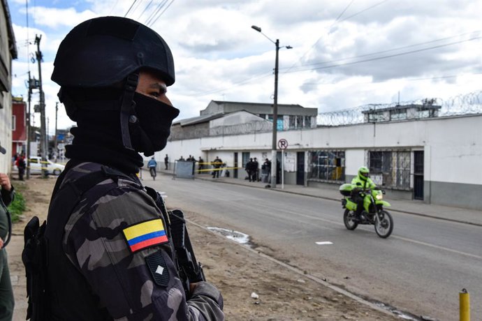 Archivo - Arquivo - 17 de maio de 2024, Bogotá, Cundinamarca, Colômbia: Agentes penitenciários patrulham o perímetro da prisão Modelo, em Bogotá, Colômbia, na sexta-feira, 17 de maio de 2024. O diretor da prisão Modelo, o coronel aposentado Elmer Fernánde