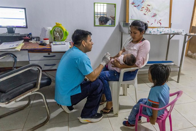 San Lorenzo, Amazônia peruana. Randal Luis Pérez Rivera, formado em Enfermagem, aplica uma vacina infantil de rotina na Rede de Saúde de San Lorenzo, em San Lorenzo, na região de Loreto.