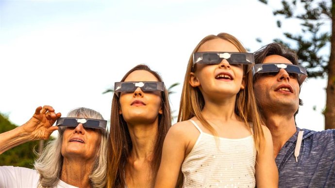 Archivo - Gente con gafas de sol. Obervación eclipse solar.