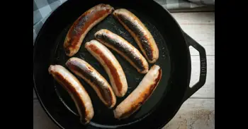 Ni en la airfryer ni en la sartén: cómo conseguir salchichas crujientes sin que se resequen