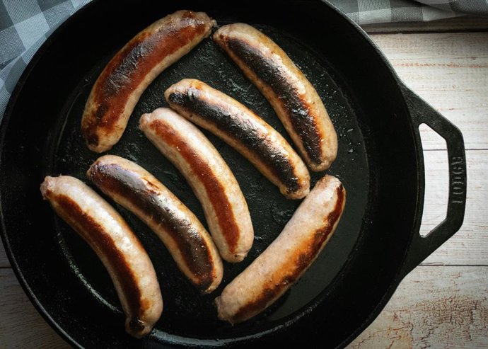 Ni en la airfryer ni en la sartén: cómo conseguir salchichas crujientes sin que se resequen