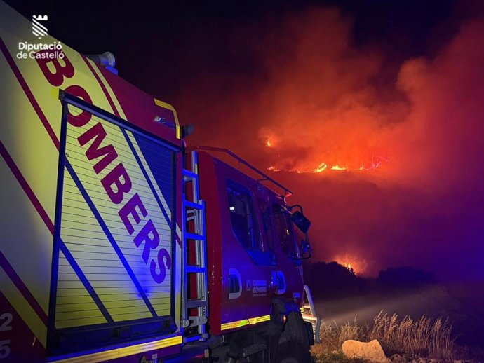 El operativo terrestre que trabaja en la extinción de varios incendios forestales declarados este viernes en la provincia de Castellón y que obligaron a confinar a la población de Sierra Engarcerán (Castellón) ha continuado trabajando toda la noche
