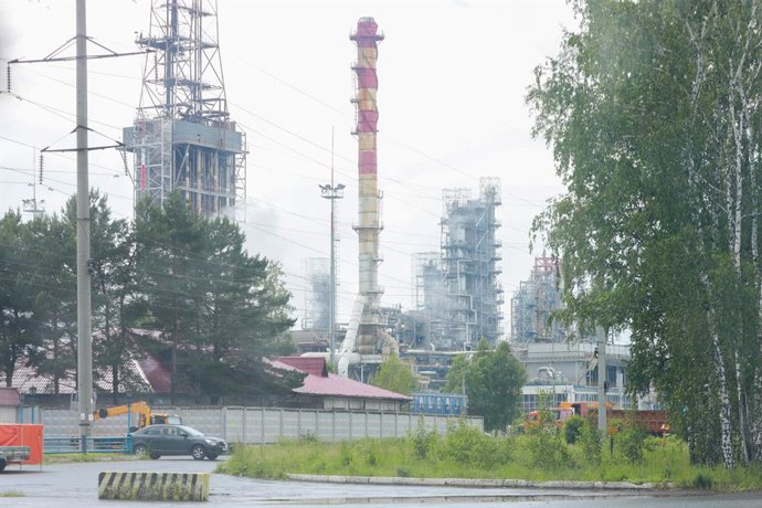 Archivo - RUSSIA, TYUMEN - JUNE 6, 2026: A fire breaks out at the Tyumen Oil Refinery