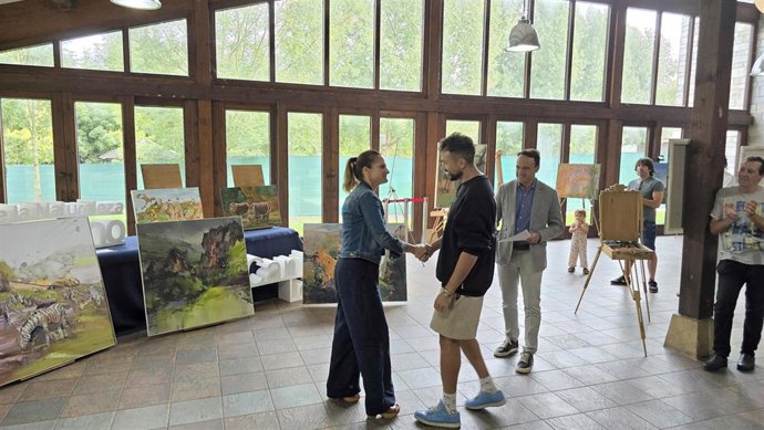 Archivo - Entrega de premios de la pasada edición del Concurso Nacional de Pintura al Aire Libre de Cabárceno